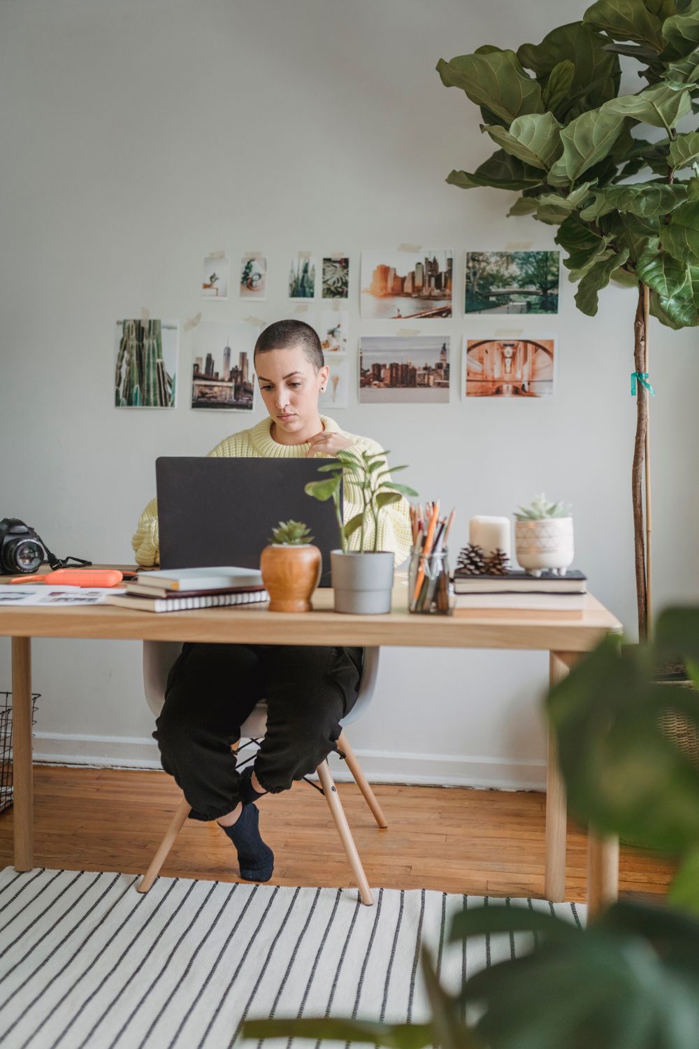An affiliate working at a home desk